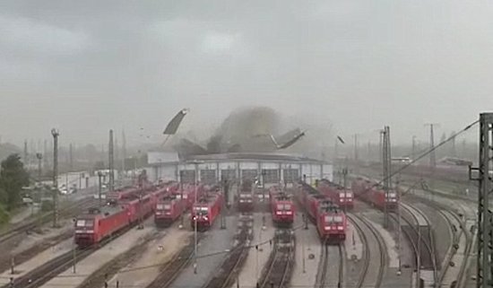 视频：德一火车站房顶被强风掀飞 碎片随风乱舞撞上