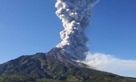 视频：印度尼西亚默拉皮火山喷发 烟柱升腾起高达5