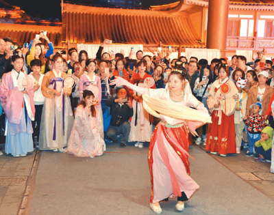 游客和陕西省西安市民在大唐西市开设的“隐市”暨中秋灯会欢度佳节。 王 健摄（人民图片）