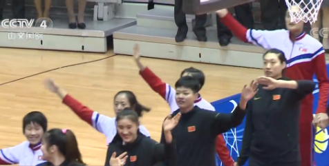 视频：中朝女篮举行混编友谊赛 球员手拉手入场观众