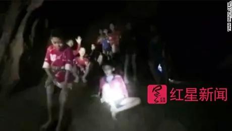 ▲救援人員發現了被困在洞穴內的少年足球隊成員 圖據CNN