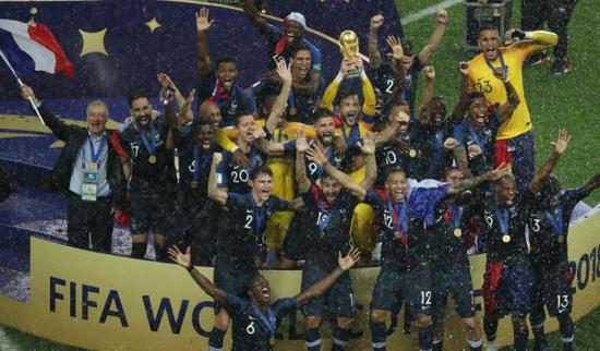 法国男足以4比2的总比分夺冠。华帝官方微信服务号宣布随即启动退款。  新华社 图