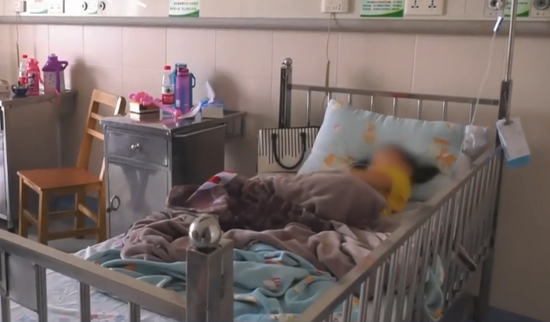 视频：幼儿园17名幼童相继呕吐发烧入院 医生诊断
