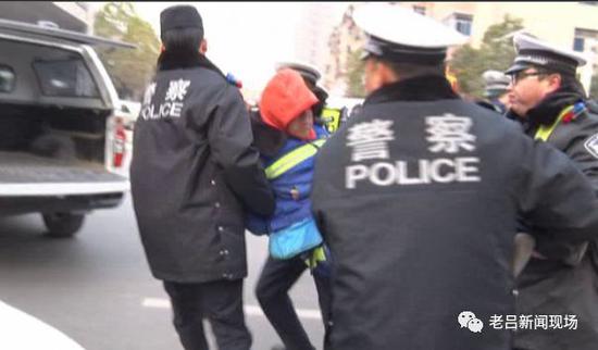 视频-违章三轮司机咬掉交警手指：他捂我嘴 不让我