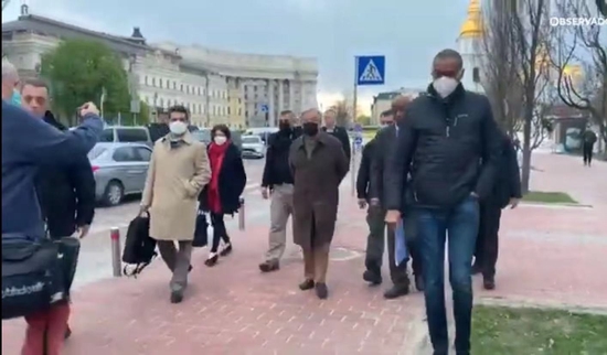 联合国秘书长抵达乌克兰 外媒曝光基辅街头步行画面