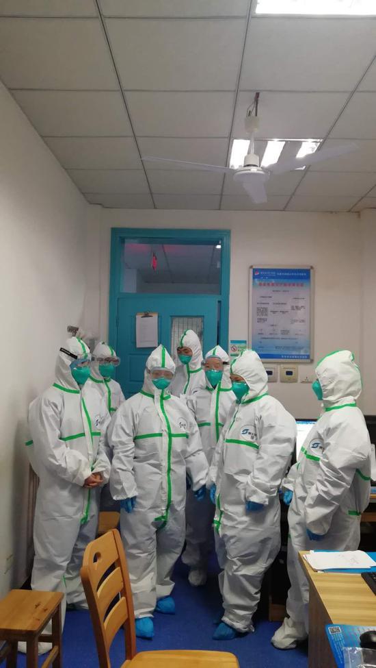 武汉医院感染科的日常：有情绪就鼓励哭一哭