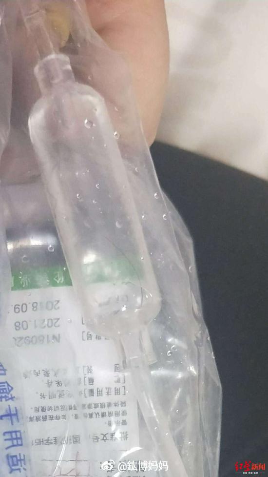 滴管中有一根约2厘米长的头发丝