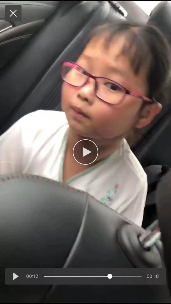 租客發的帶女孩出去坐車路上 視頻的截圖