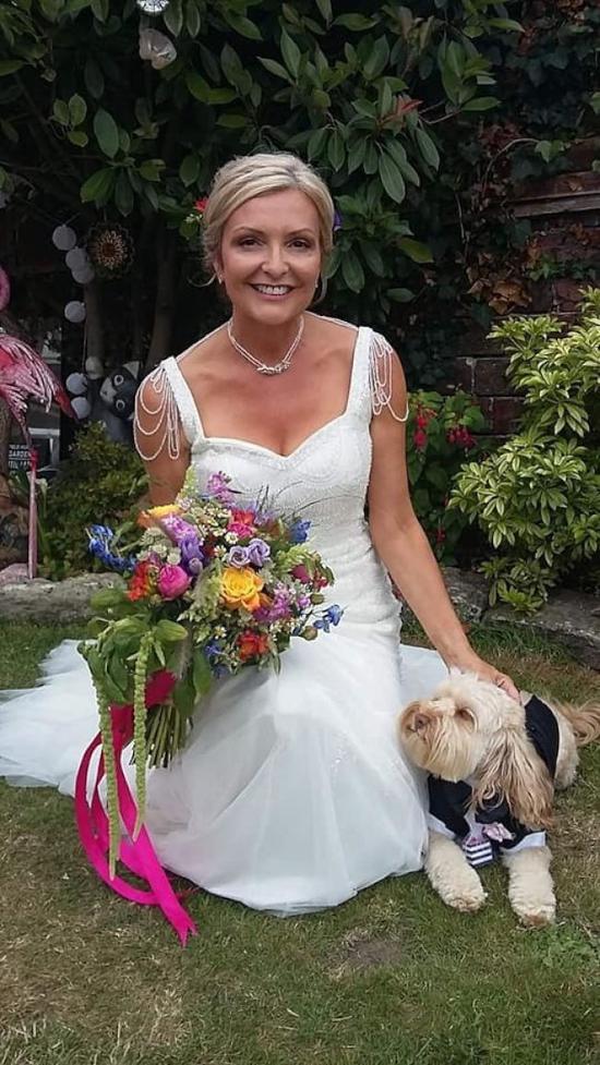 英国女子婚后继续穿着婚纱生活,誓言要把它穿够本(脸书)