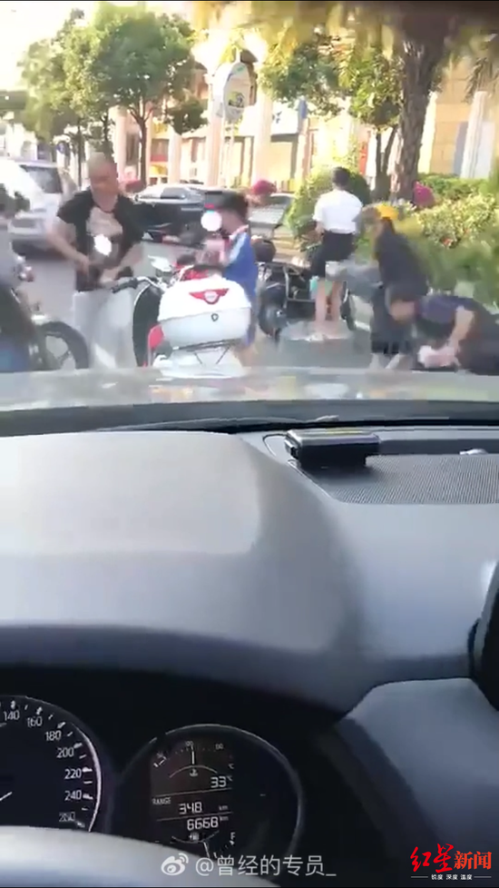 (多名路人下车捡钱)