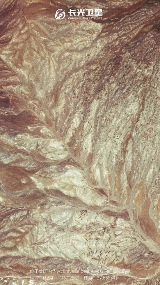 图为长光卫星公司吉林一号卫星拍摄的位于美国内华达州reveille peak东南方向的神秘图案,三角形内嵌数个圆形图案,虽不明显,但却一目了然
