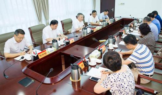 8月11日上午,海南省长沈晓明主持召开新闻媒体座谈会。 海南日报 图