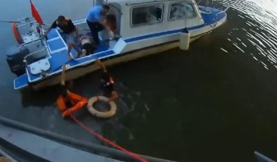 民警跑步上班时跳珠江救人：很危险但我是警察