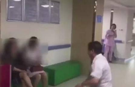 视频：因更换床位发生冲突 医生对患者下跪致歉