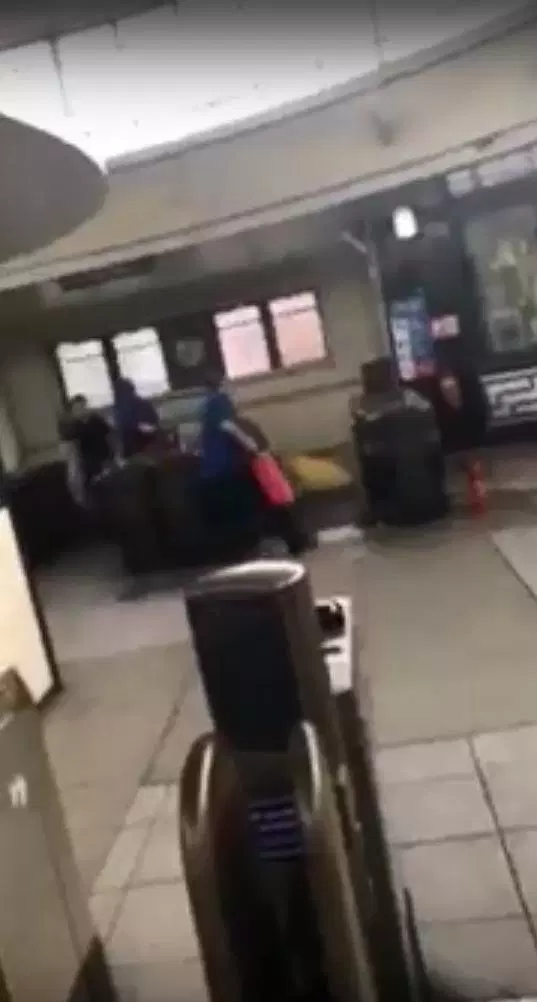 地铁内乘客被疏散