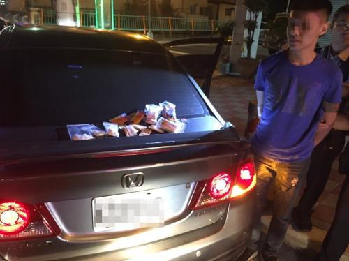 警方在车内查获各式毒品。台湾《联合报》记者陈宏睿/翻摄