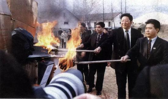 1999年12月15日,奥康董事长王振滔在杭州火烧假冒温州鞋