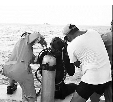 中方潜水员正在做下水搜救前准备工作