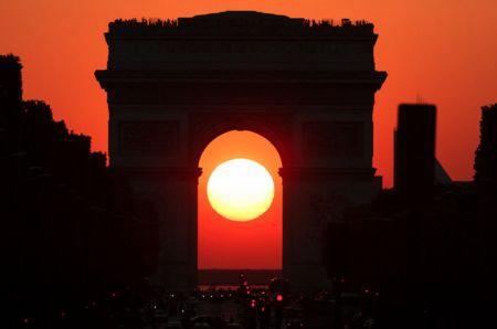 太阳与凯旋门有约。(图片来源：法国侨报)