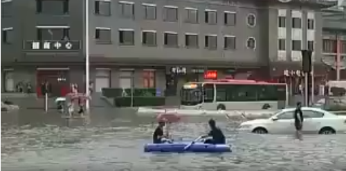 视频：城会玩！台风过境天津降暴雨 市民划船出行跳