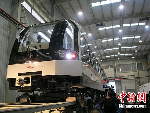 资料图：中国自主研发的中低速磁浮列车。中新社发 刘双双 摄