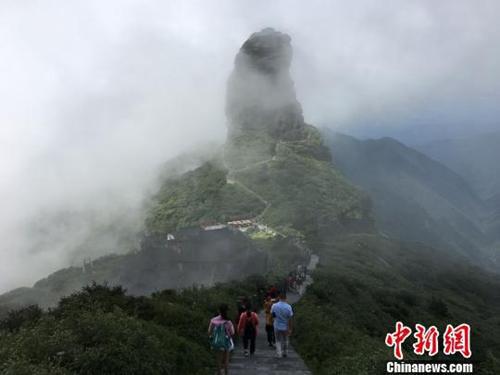 资料图: 梵净山“清凉”资源吸引海内外游客登山避暑。 杨云 摄