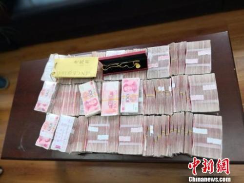 资料图:江苏警方破获电信诈骗案后追回的赃款。