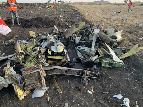 3月10日，在埃塞俄比亚首都亚的斯亚贝巴附近，救援人员在坠机现场清理飞机残骸。新华社记者 王守宝 摄