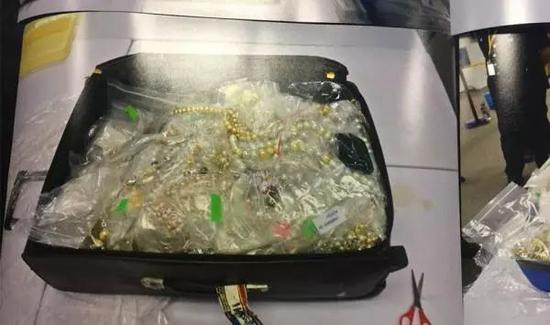 部分警方所扣纳吉布的财物。