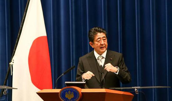 10月2日，在日本东京首相官邸，日本首相安倍晋三举行记者会。（图片来源：新华社）