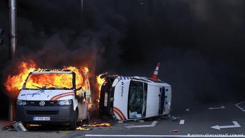 布鲁塞尔游行示威烧毁汽车（图源：德新社）