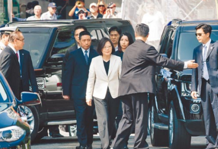 蔡英文出席军校毕业典礼,门外被抗议人士围堵。(台湾《中时电子报》)