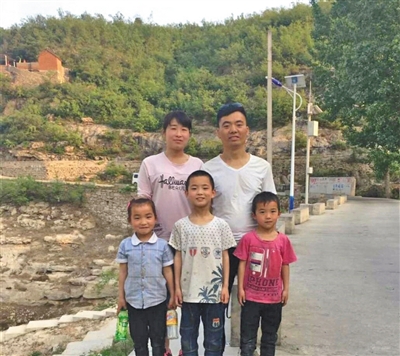 增肥前的路子宽(一排居中)与家人的合照。