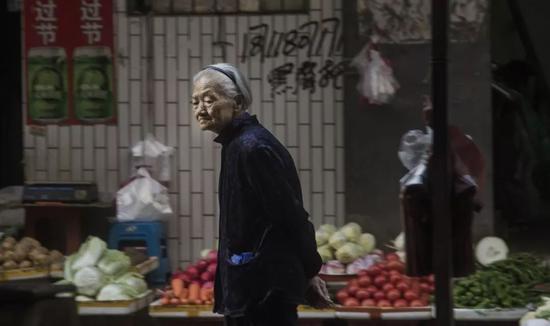 背着手买菜的老奶奶。受访者供图