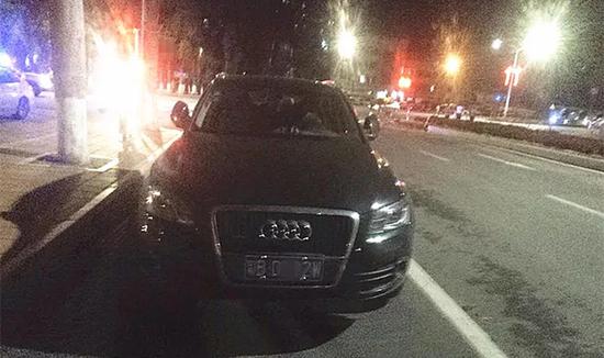 奥迪司机醉驾险撞到协警 拒检测踹断交警三根肋骨