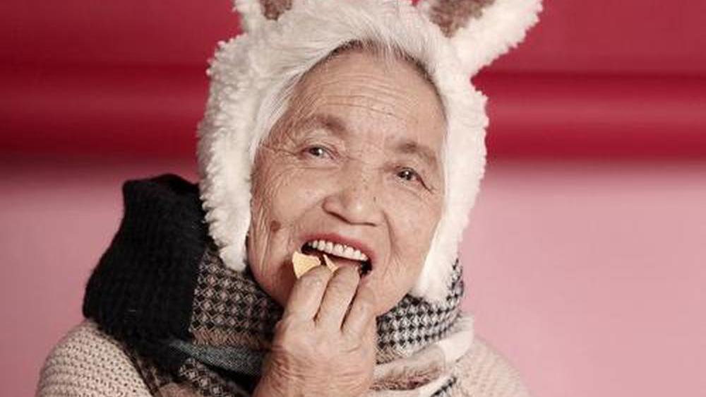 外孙女迎女生节 给87岁外婆拍了套少女写真