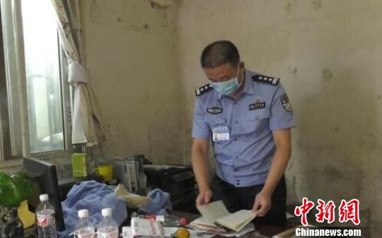 警方查找到嫌疑人张某某定期与南京市多家大型医院购买医疗废物的账本。　警方资料图