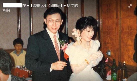 台北市长柯文哲（左）与夫人陈珮琪年轻时的宴客照曝光引发讨论。（图片取自台媒）
