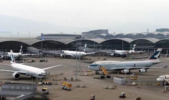 ▲资料图片：图为停靠在香港国际机场的国泰航机（新华社）