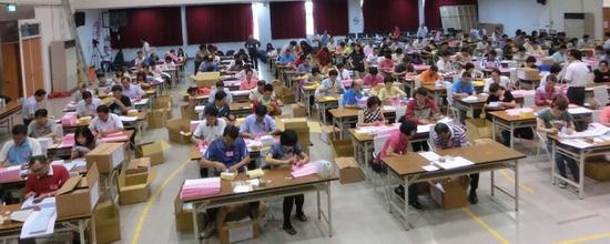 台湾投开票站开票现场(图片来源:联合新闻网)