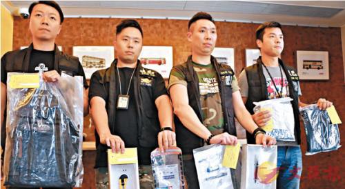 香港警方查獲疑犯犯案時所穿衣物及揹包等證物。圖片來源:香港《文匯報》記者 鄧偉明/攝