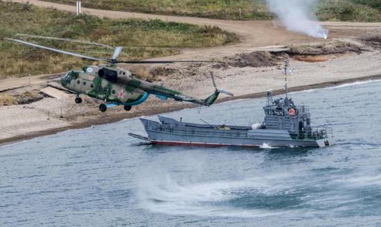 俄军15日在俄罗斯滨海边疆区开展登陆演习（法新社）