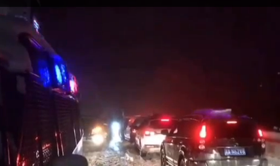 视频：四川甘孜折多山大雪多车被困 救援人员徒步上