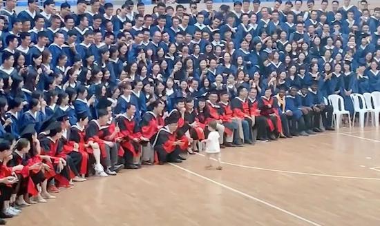 中国宝宝把爸爸毕业典礼变握手会 外国网友被萌化