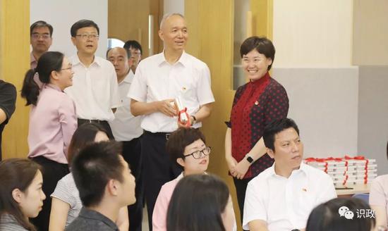 观赏北京黉舍小教部拜师举动