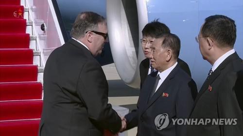 资料图片：5月9日，在平壤顺安机场，金英哲与戴着墨镜的蓬佩奥握手。（韩联社/朝鲜中央电视台）