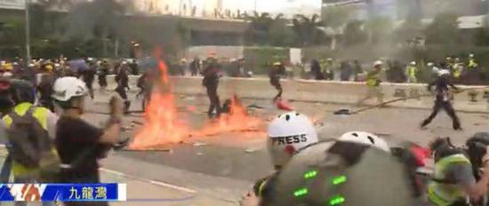 示威者在九龙湾一带故意纵火（图源：港媒）