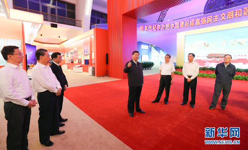 2019年9月23日,党和国家领导人习近平、李克强、汪洋、王沪宁、赵乐际、韩正、王岐山等在北京展览馆参观“伟大历程 辉煌成就——庆祝中华人民共和国成立70周年大型成就展”。 新华社记者 鞠鹏 摄
