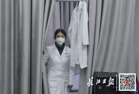 张笑春医生从1月14日便睡在了办公室,连续十几天的加班和焦虑,她大量掉发。