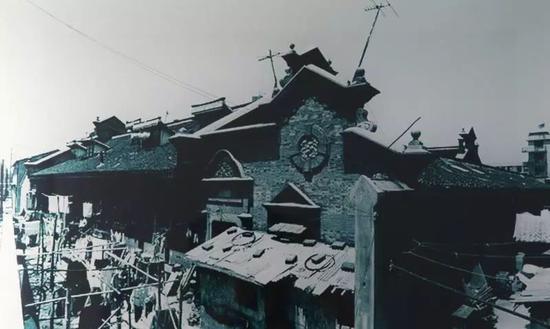 1993年拍的陈桂春老宅。2018年5月30日翻拍于浦东开发陈列馆。新京报记者 尹亚飞 摄